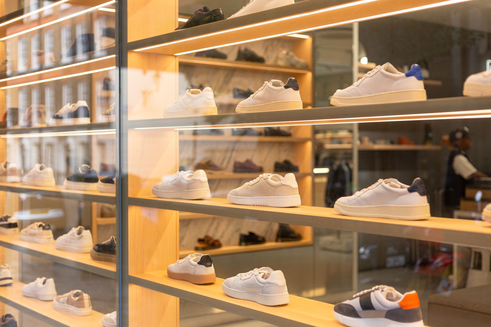 Des baskets à la mode exposées dans la vitrine du magasin