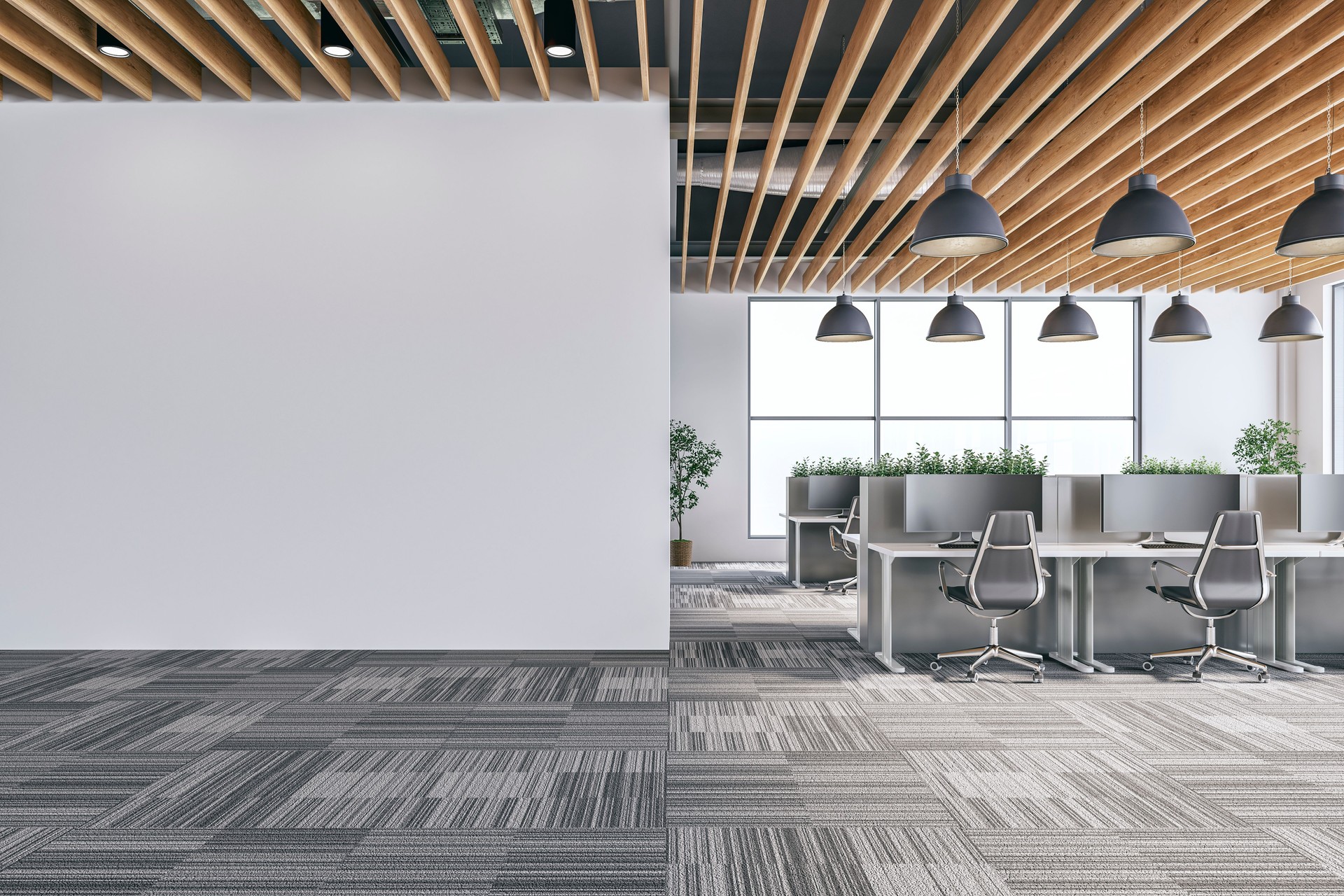 Intérieur de bureau semi-vide avec mur blanc et espace de copie, un plafond en lattes de bois, des bureaux de travail et de grandes fenêtres, sur moquette